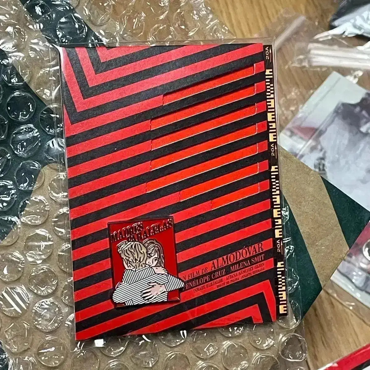 패러렐 마더스 패키지 뱃지 딴짓 아티스트뱃지 포스터 페드로알모도바르 영화