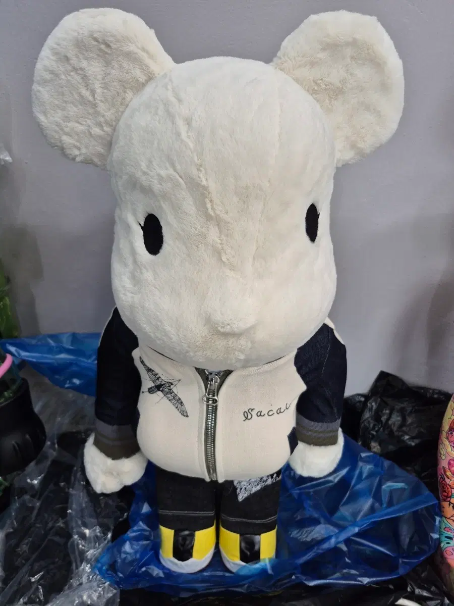 베어브릭 인형 1000% 팝니다.