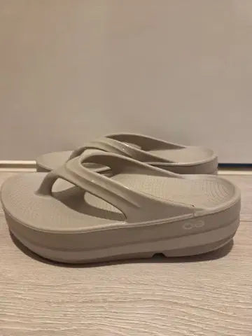 [ 사이즈 확인만 ] OOFOS 노마드 24cm 베이지 통굽