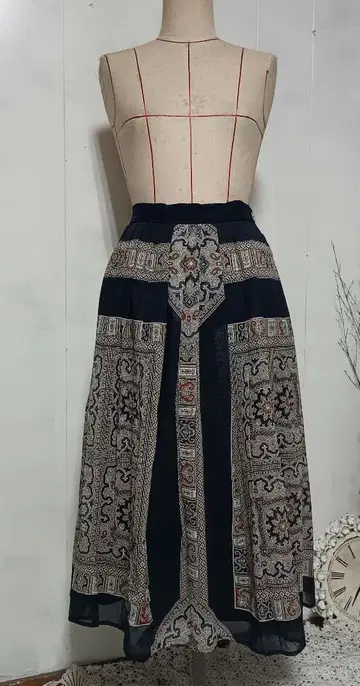 아쿠아 스큐텀 네이비 반다나 패턴 플레어 스커트