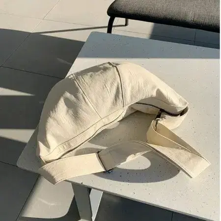 가죽 반달크로스백