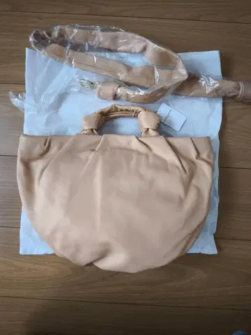 TSUMORI CHISATO 양가죽 숄더백 베이지