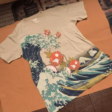 레어 UNIQLO x 포켓몬 잉어킹 가쓰시카 호쿠사이 T셔츠 잠만보 S
