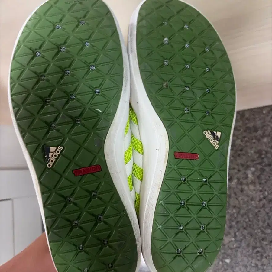 아디다스 운동화 형광 줄무늬