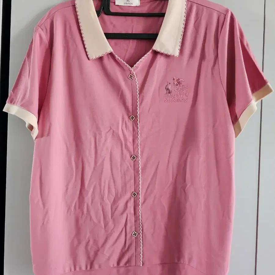 핑크 카라 반팔 블라우스
