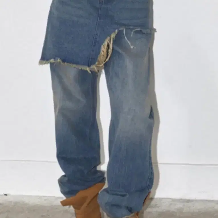 폴리수엠 LAYERED SKIRT WITH FRAYED JEANS [DENIM BLUE] 스커트 데님 팬츠