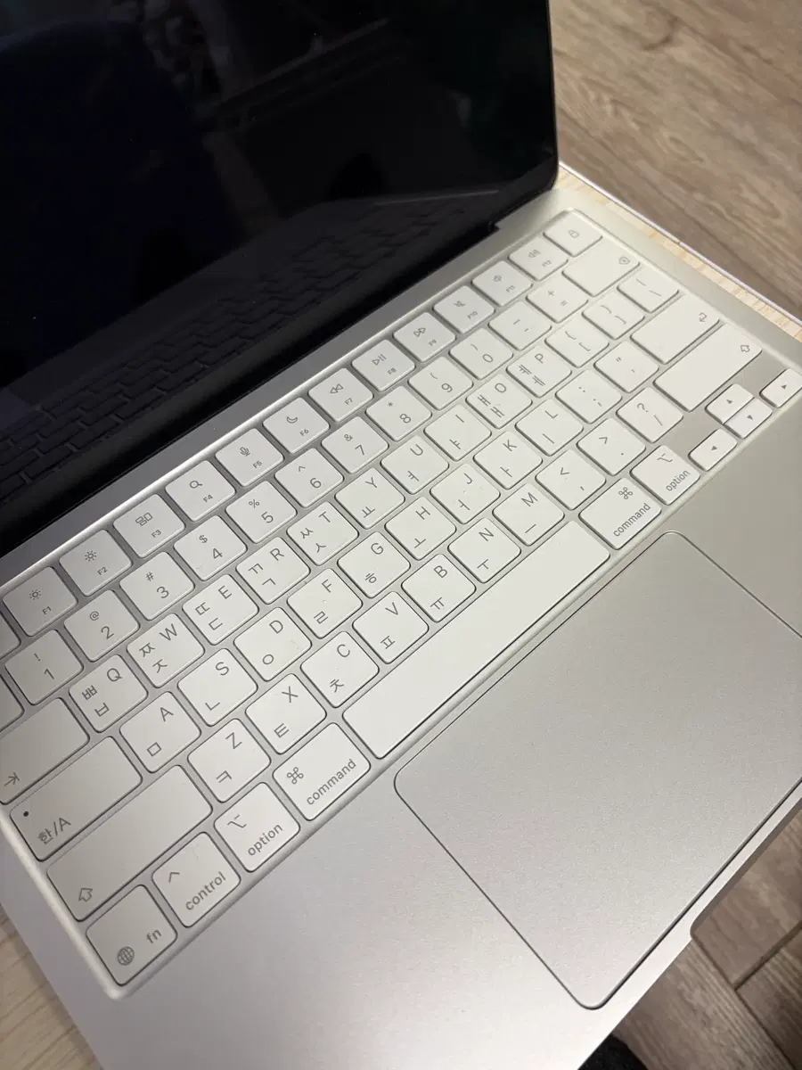 맥북 네오 13인치 실버 256GB 판매합니다!