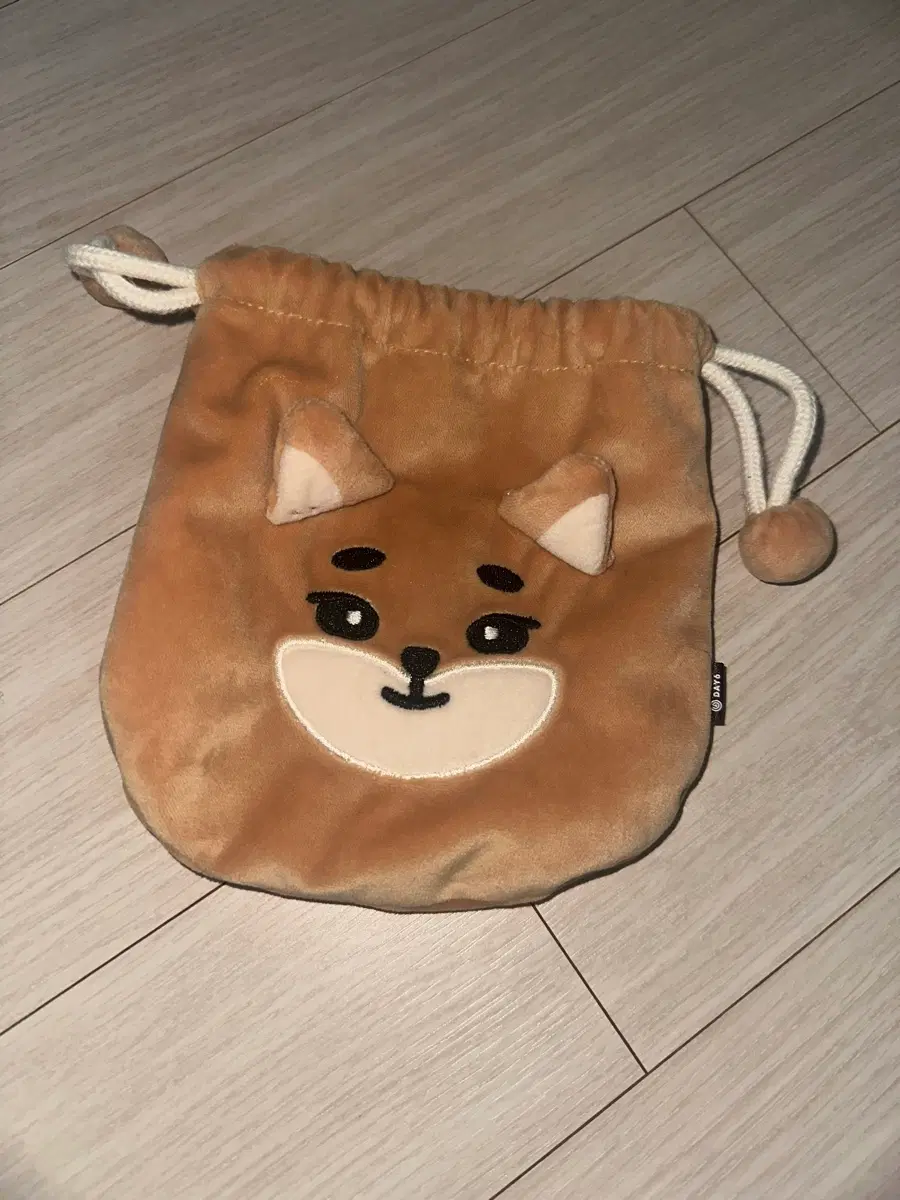 데이식스 데니멀즈 스트링 파우치 케 영케이
