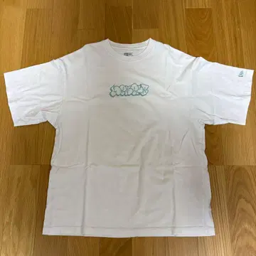 NEW ERA 그래피티 자수 T셔츠 화이트