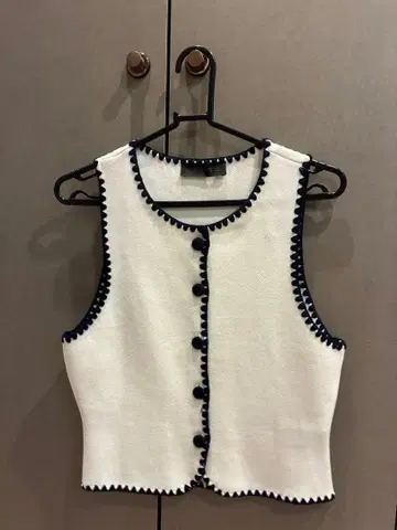 ZARA 슬리브리스 니트 상의 화이트 네이비