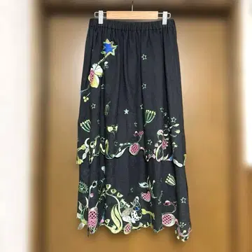 츠모리치사토 스커트 유쾌한 세계로 자수