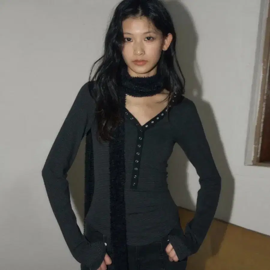 헬레네파리스 스냅 네크라인 롱 슬리브 [틴 블랙]