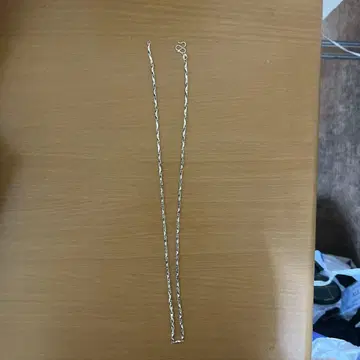 실버 컬러 체인 목걸이