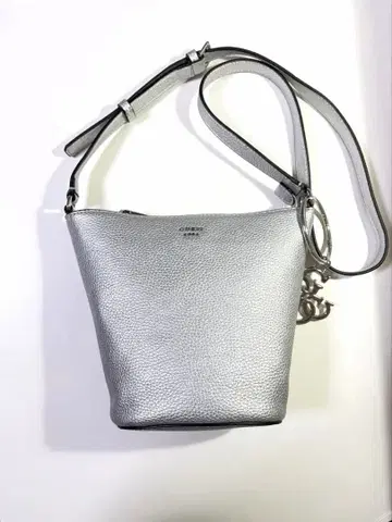 미사용에 가까운 Guess 숄더백 미니 실버