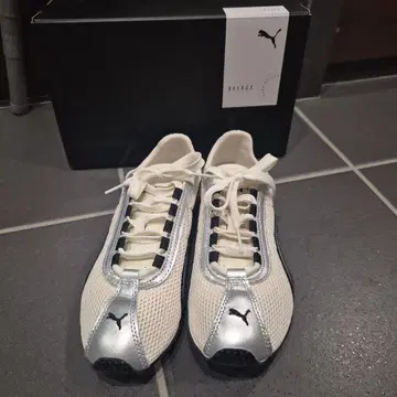 PUMA 이번 시즌 스니커즈 화이트 실버
