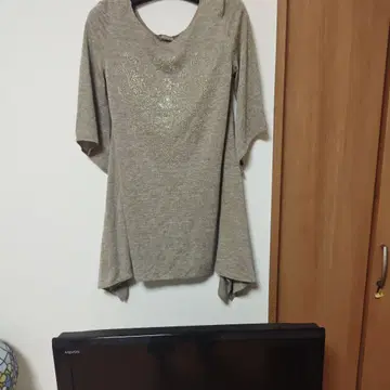 이타리야 베이지 큐빅 장식 튜닉 5부 소매