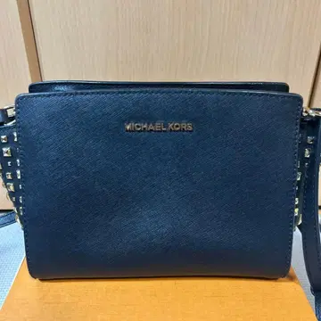 MICHAEL KORS 스터드 숄더백