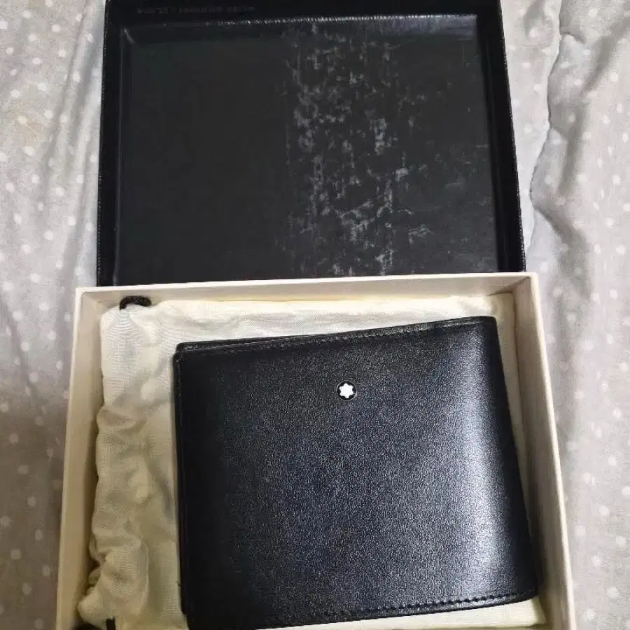 새거같은 몽블랑 지갑