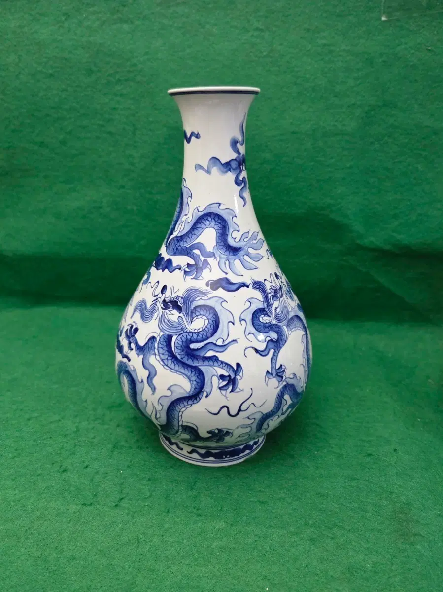 **현대중국 명품 백자청화 운룡문 주병((높이:37cm))