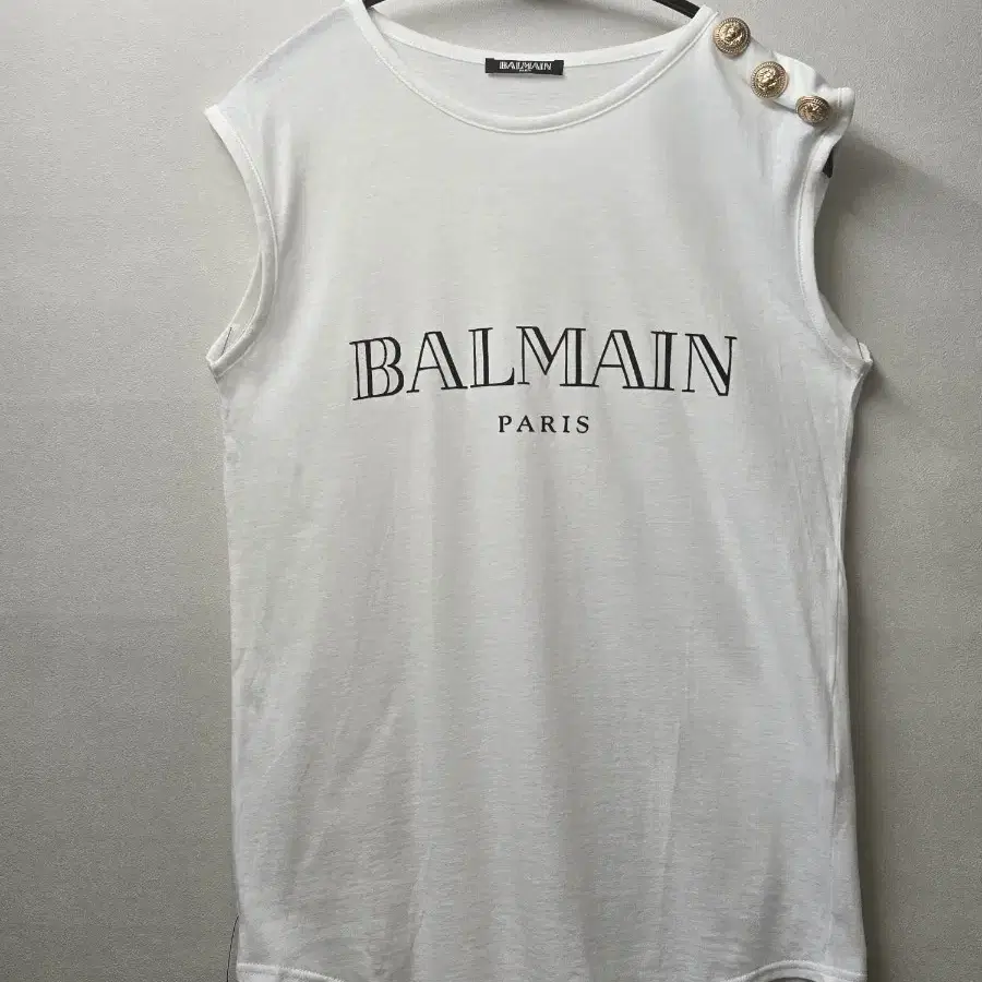 발망 (BALMAIN) tank top with golden button