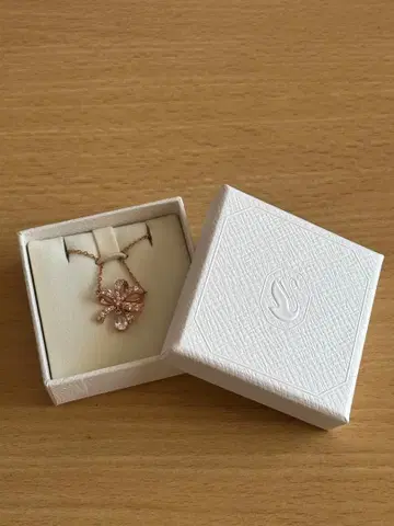 SWAROVSKI 리본 목걸이 핑크 골드 컬러