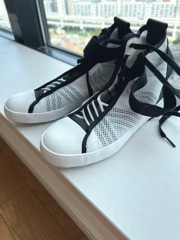Y-3 하이탑 스니커즈 화이트 블랙 사이즈 22.5 cm