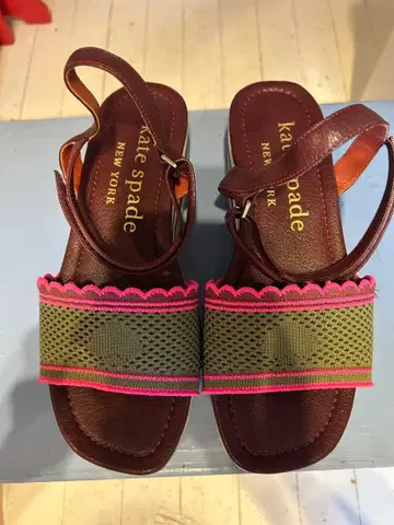 Kate Spade 통굽 샌들 스트라이프