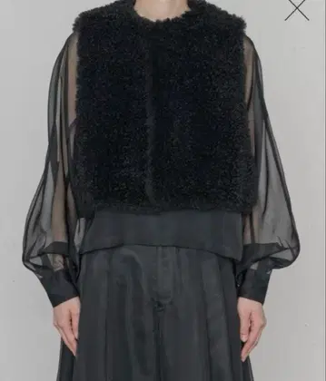 HYKE FAUX SHEARLING CROPPED VEST 블랙