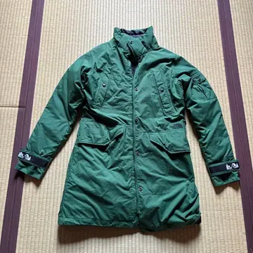 THE NORTH FACE 다운 코트와 그린 나일론 코트 85