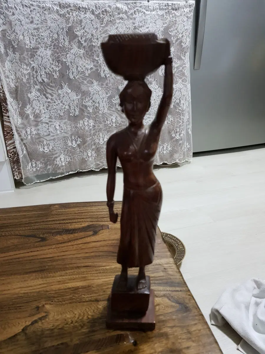 귀한목재여인조각상