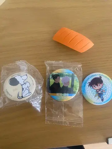 쿠라스시 코난 스누피 지우개 주술회전 캔 배지