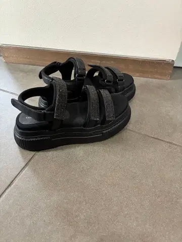 츠모리 치사토 비쥬 장식 통굽 샌들 블랙