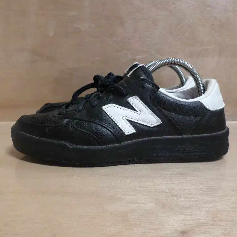 후루룩구제2 245 뉴발란스 crt300 블랙 운동화 260711