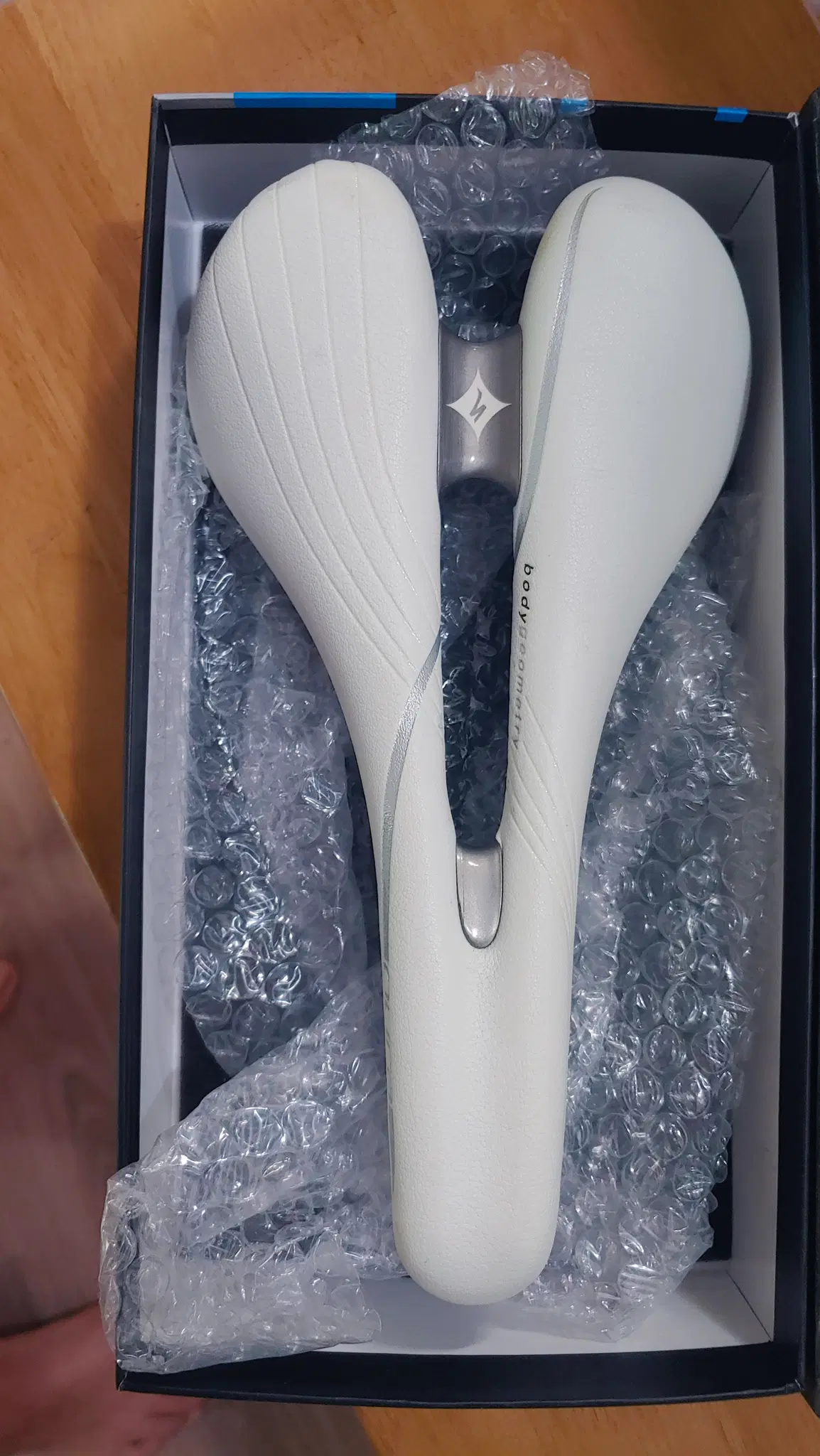 스페셜라이즈드 아우라 오우라 프로 143mm 여성용 안장 팝니다.