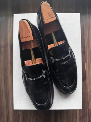 JIMMY CHOO 여성용 비쥬 장식 로퍼 블랙