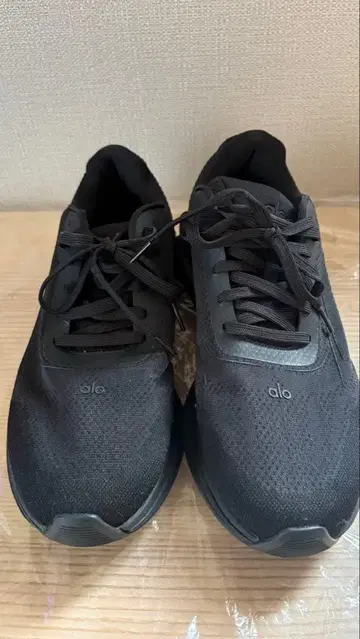 Alo Yoga 스니커즈 블랙