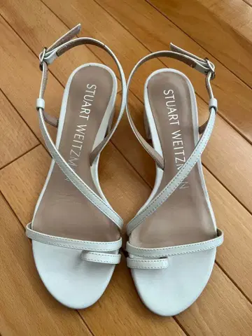 Stuart Weitzman 화이트 샌들 34.5