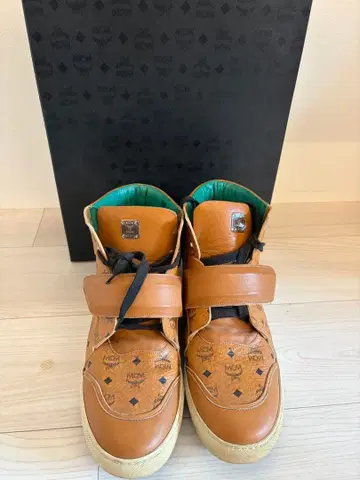 MCM 하이컷 스니커즈 비세토스 패턴 브라운
