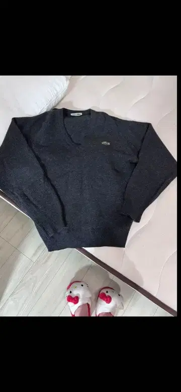 LACOSTE V넥 니트 스웨터 차콜 그레이 사이즈 4