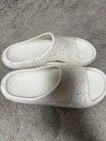 Crocs 스플래터 패턴 샌들 M6 W8