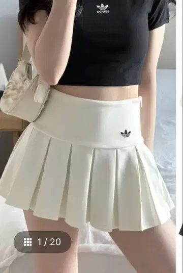 adidas Originals 플리츠 미니 스커트 화이트