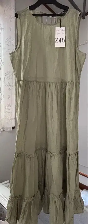 ZARA 카키 슬리브리스 티어드 원피스