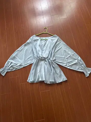 허리 개더 페플럼 블라우스 라이트 블루