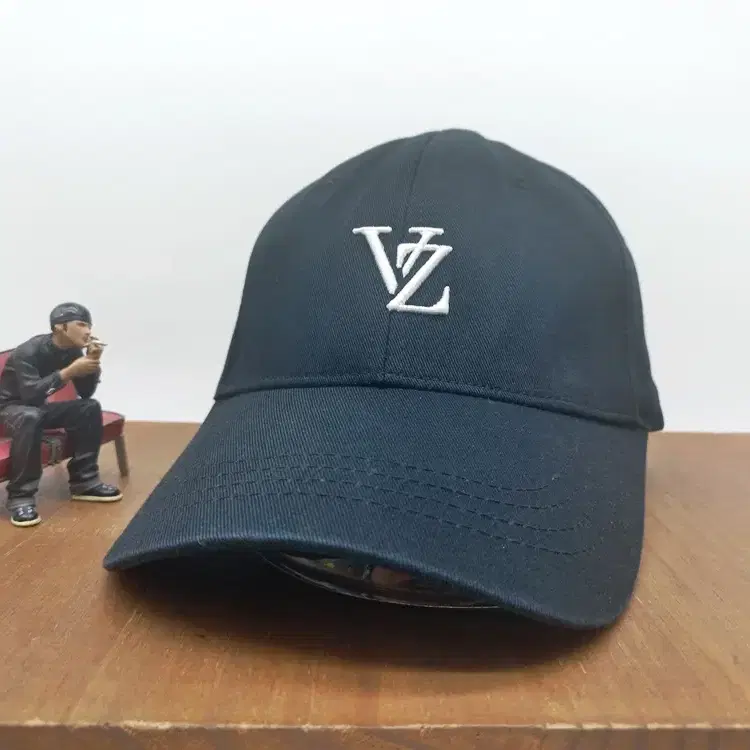 VARZAR 바잘 스터드 로고 오버핏 연예인 모자 블랙