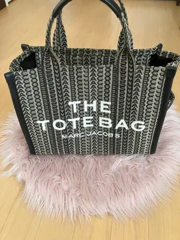 MARC JACOBS 더 토트 백 모노그램 토트