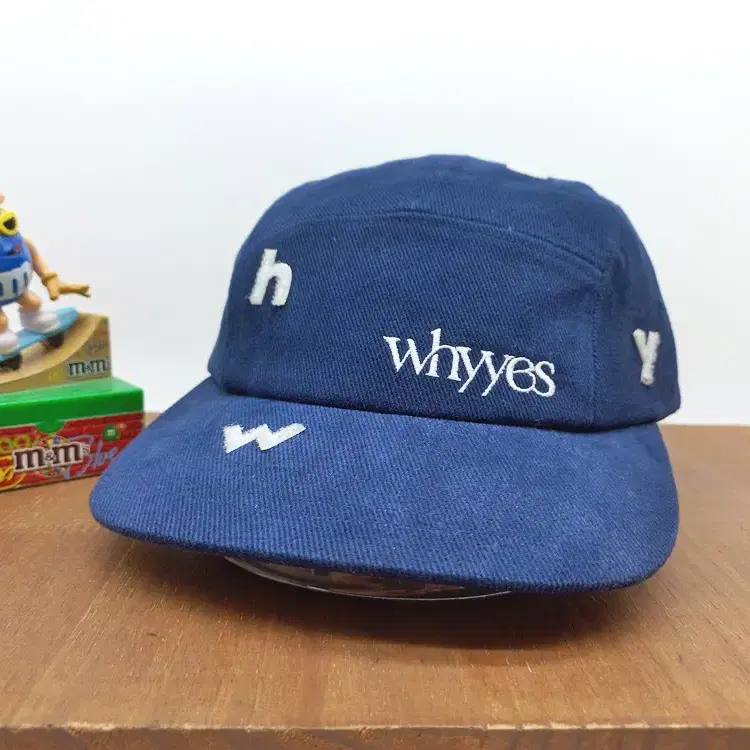 [새상품] WHYYES 와이예스 레트로 알파벳 자수 볼캡 미드나잇 블루