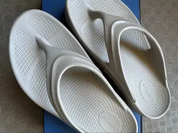 OOFOS 통굽 비치 샌들
