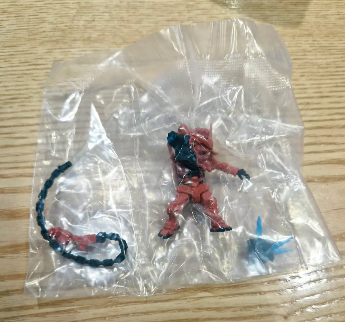 반다이 건담 가챠 붉은 건담 피규어 팔아요.