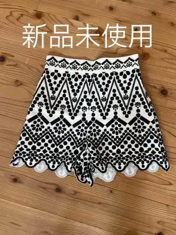 ZARA 컷워크 자수 숏팬츠 화이트 블랙 XS