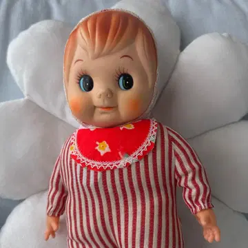 레트로하고 귀여운 아기 인형